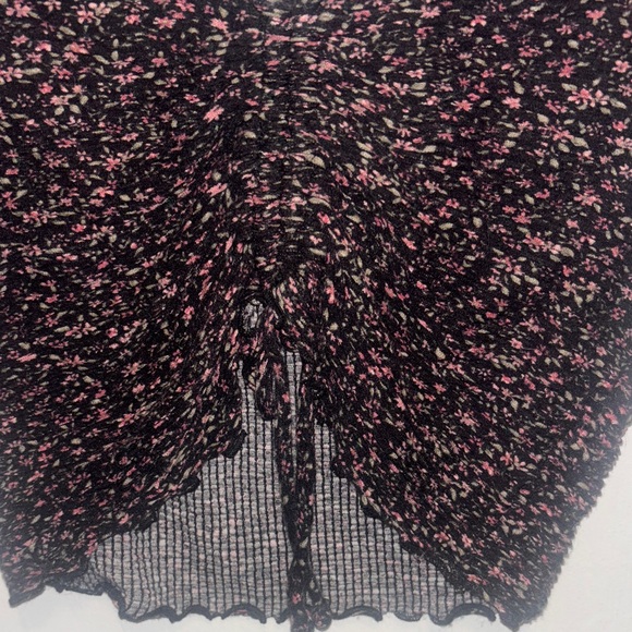 Hollister Black and Pink floral runched crop top - Picture 6 of 7